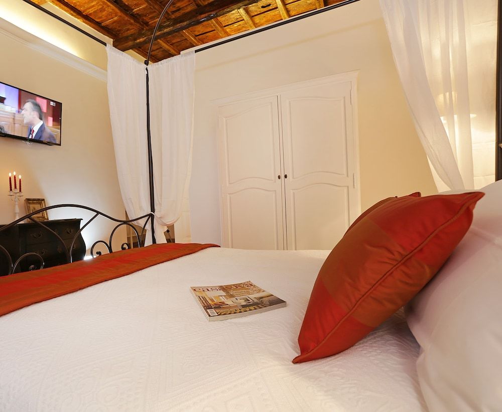 Madonna de’ Monti Suites Superior Double Room 9