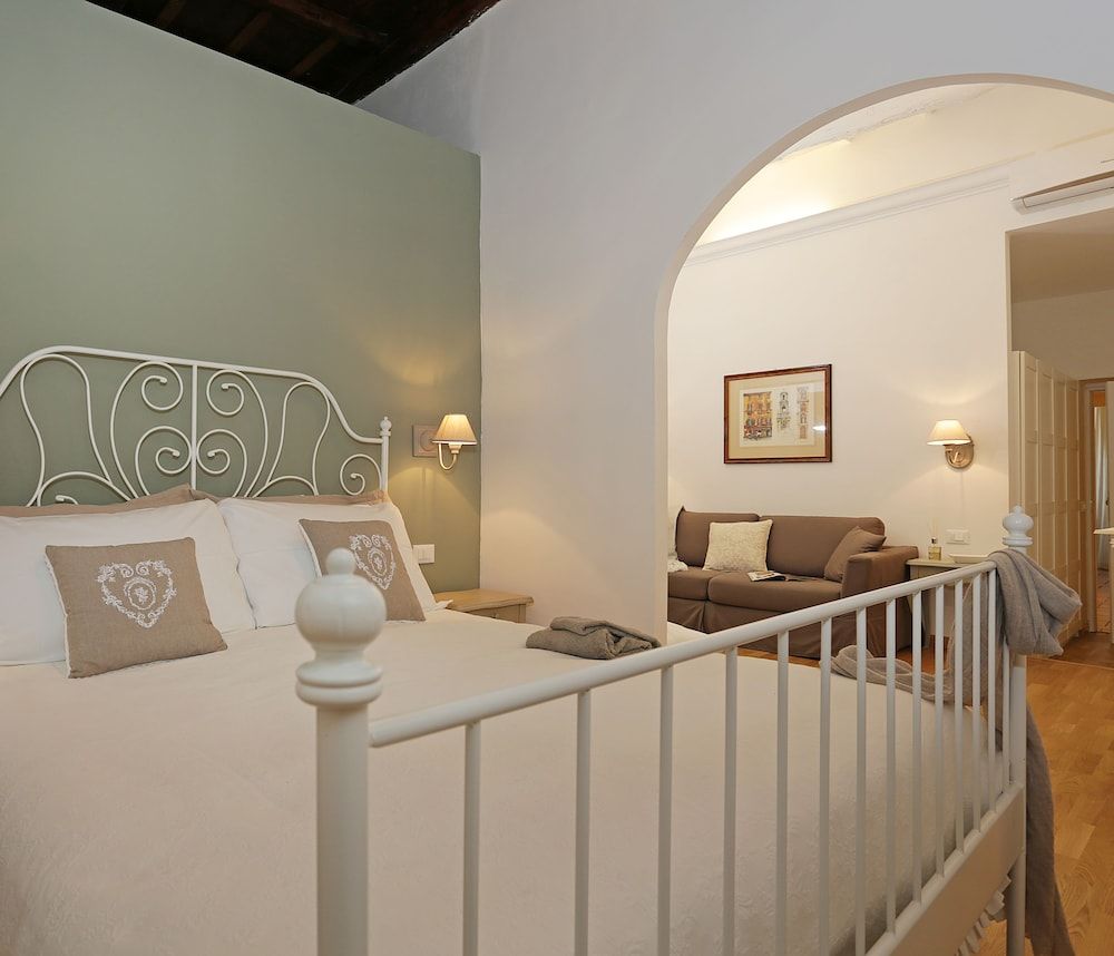 Madonna de’ Monti Suites Junior Suite 11