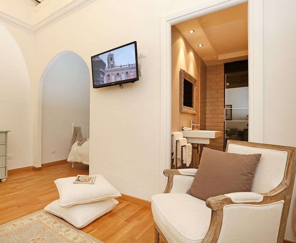 Madonna de’ Monti Suites Junior Suite 8