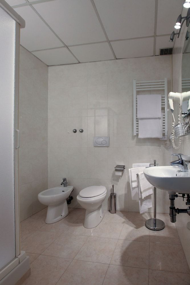 Hotel Bologna Economy Twin Room, Non Smoking, Ensuite 4