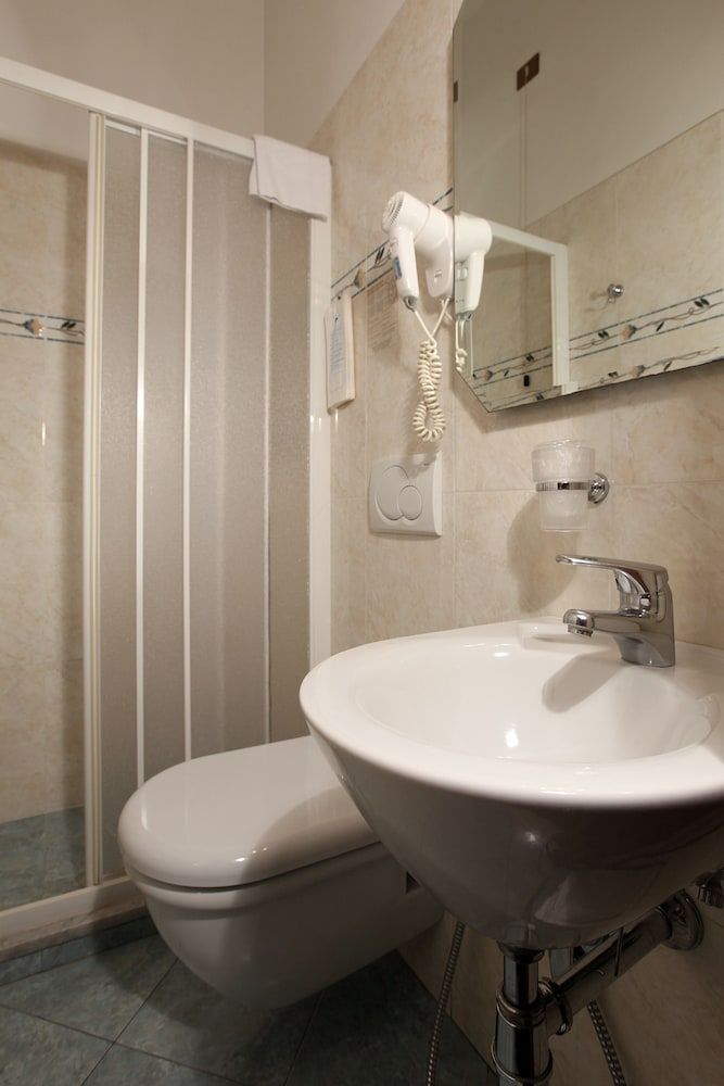 Hotel Bologna Economy Twin Room, Non Smoking, Ensuite 5