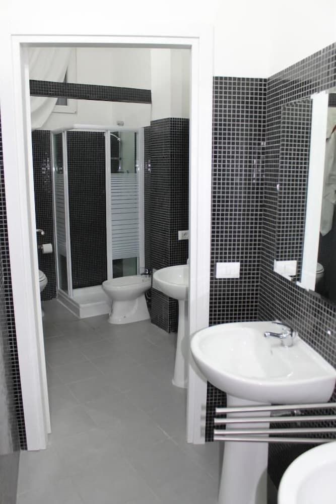 Central Hostel Milano Quadruple Room 5