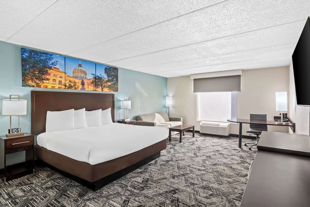 Standard Room, 1 King Bed, Accessible, Non Smoking (Walk-in Shower)