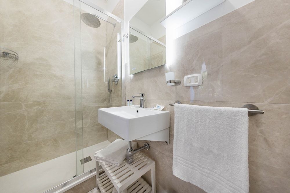 B&B Colori e Note Comfort Room, 1 Queen Bed with Sofa bed, Private Bathroom, Garden View 5