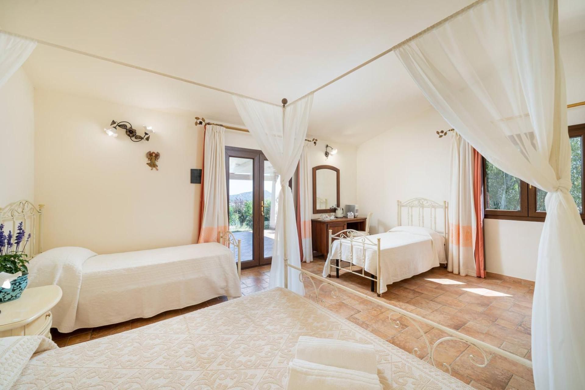 Family Room with Patio and Garden View