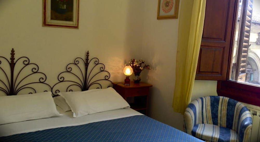 Hostel Veronique Triple Room, Shared Bathroom 8