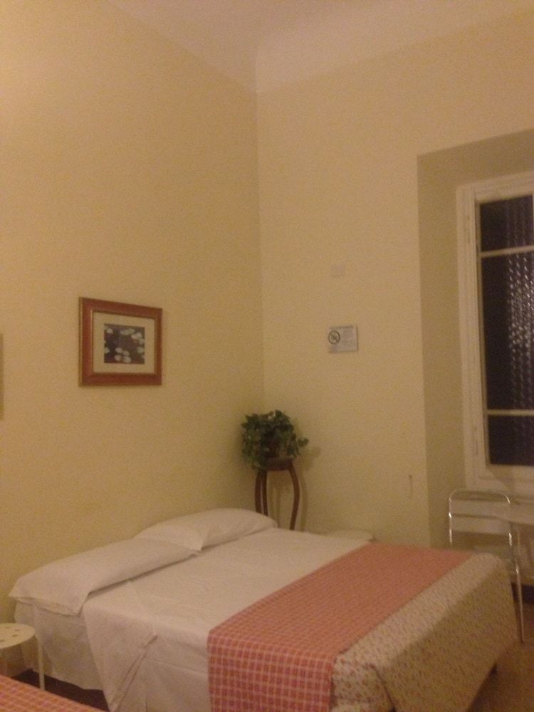 Hostel Veronique Triple Room, Shared Bathroom 9