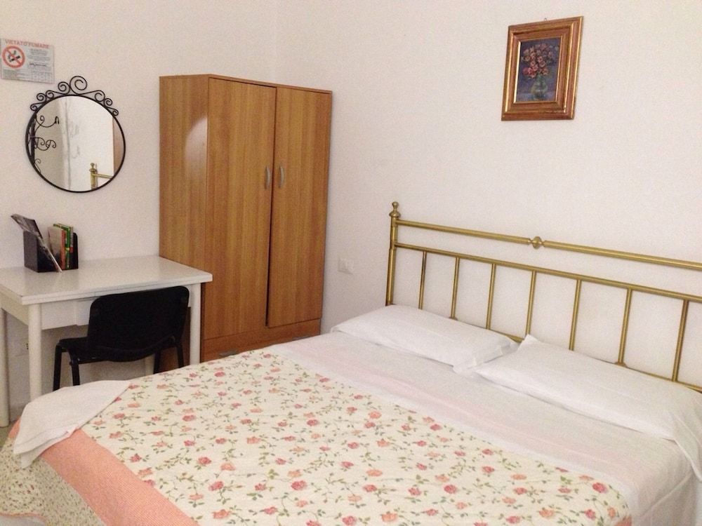 Hostel Veronique Triple Room, Shared Bathroom 10