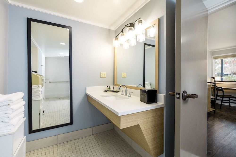 Room, 1 King Bed, Accessible, Golf View (Mobility & Hearing, Roll-in Shower)