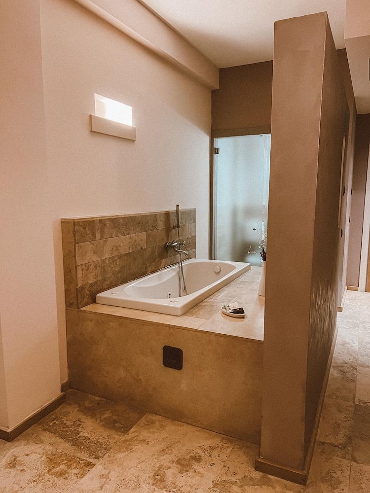 CDSHotels Basiliani Suite, Hot Tub 8