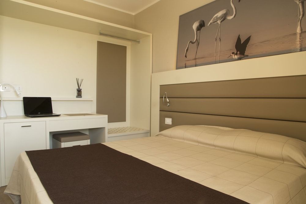 Classic Room, 1 King Bed, Non Smoking, Valley View