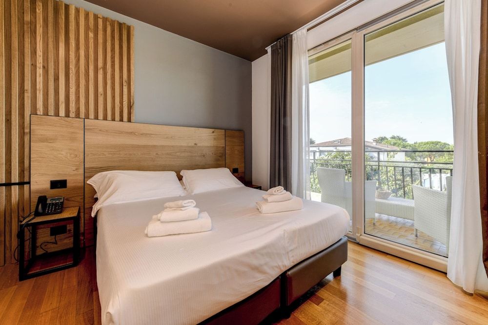 Suite, 1 Queen Bed, Non Smoking (with Two Single SofaBeds)