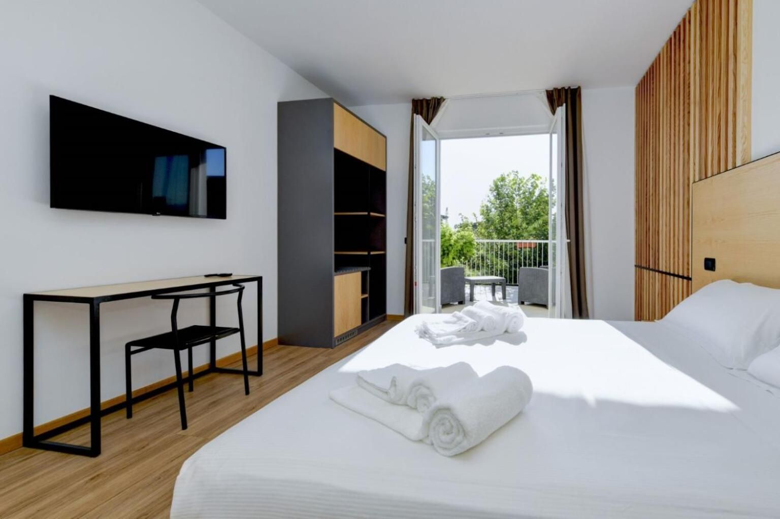 Family Queen Suite with Sofa Bed and Terrace - Non-Smoking