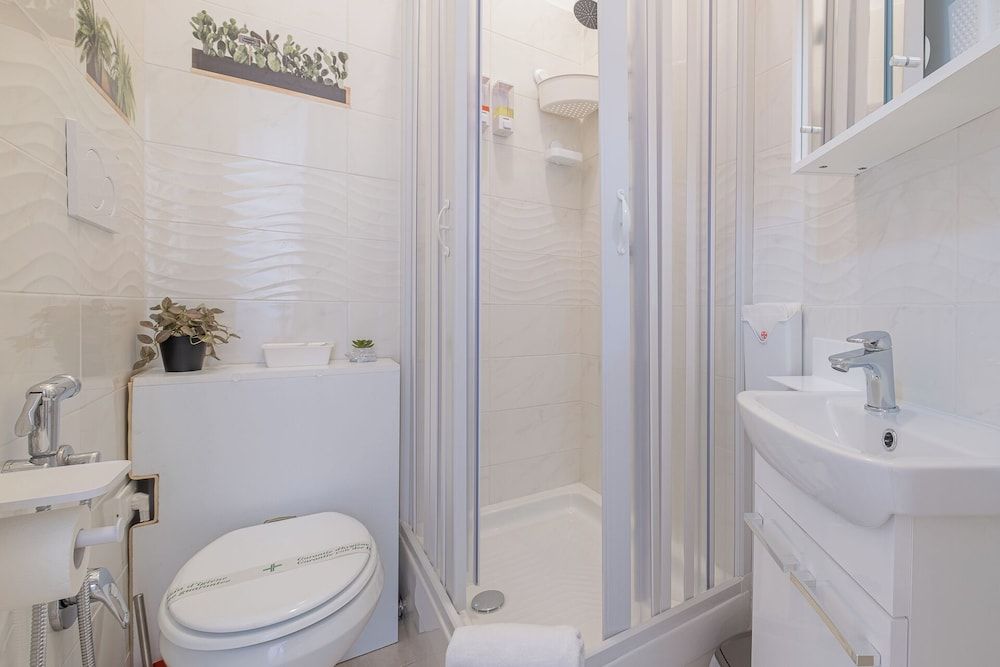 Damiani & Sister Guest House Double Room 4