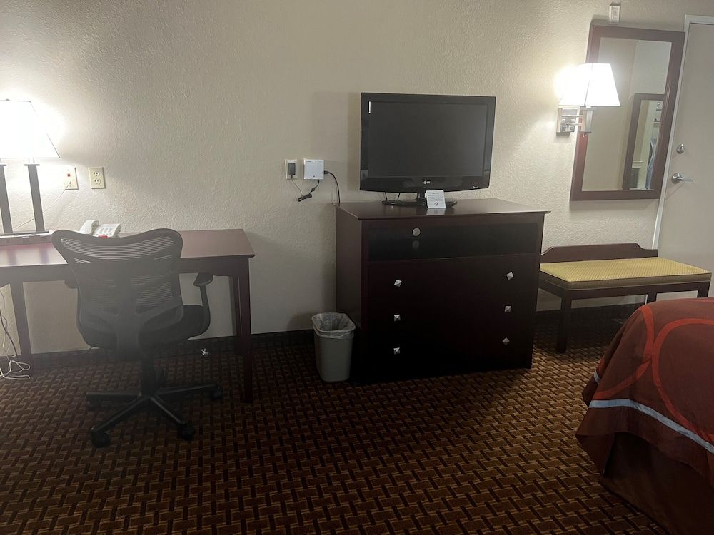Super 8 by Wyndham IAH West/Greenspoint Standard Room, 1 King Bed, Non Smoking 9