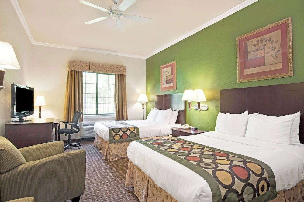 undefined Super 8 by Wyndham IAH West/Greenspoint 4