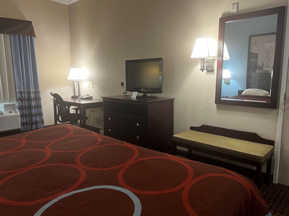 Super 8 by Wyndham IAH West/Greenspoint Standard Room, 1 King Bed, Non Smoking 8