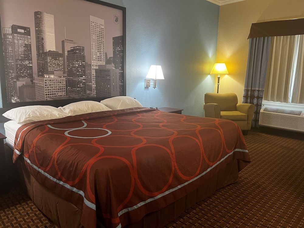 Super 8 by Wyndham IAH West/Greenspoint Standard Room, 1 King Bed, Non Smoking 5