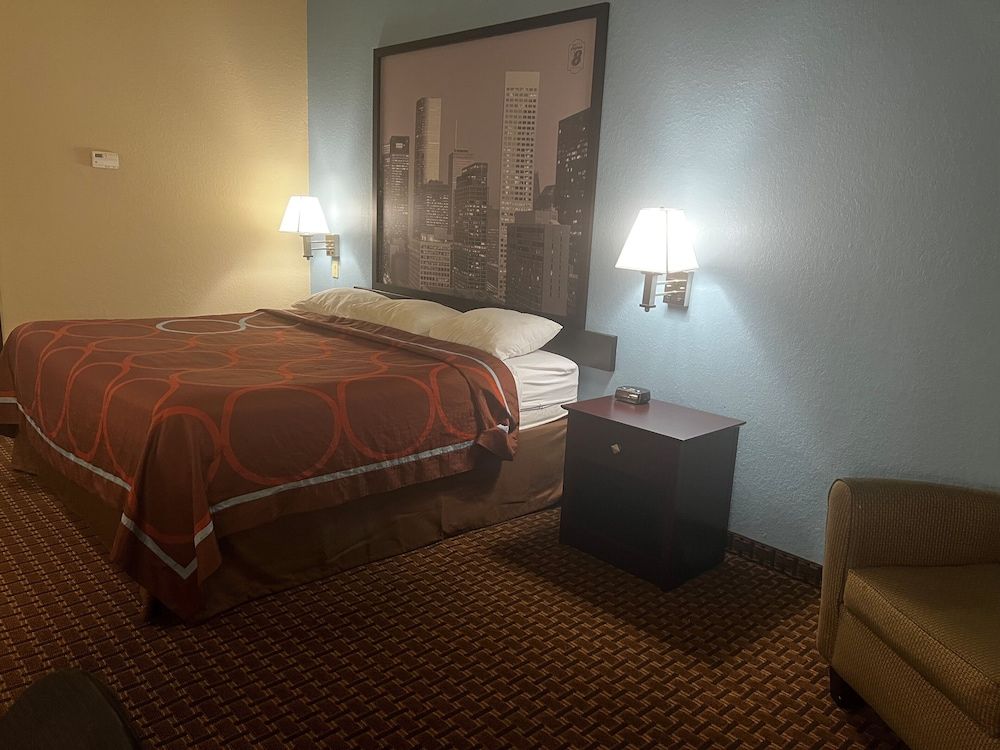 Super 8 by Wyndham IAH West/Greenspoint Standard Room, 1 King Bed, Non Smoking 3