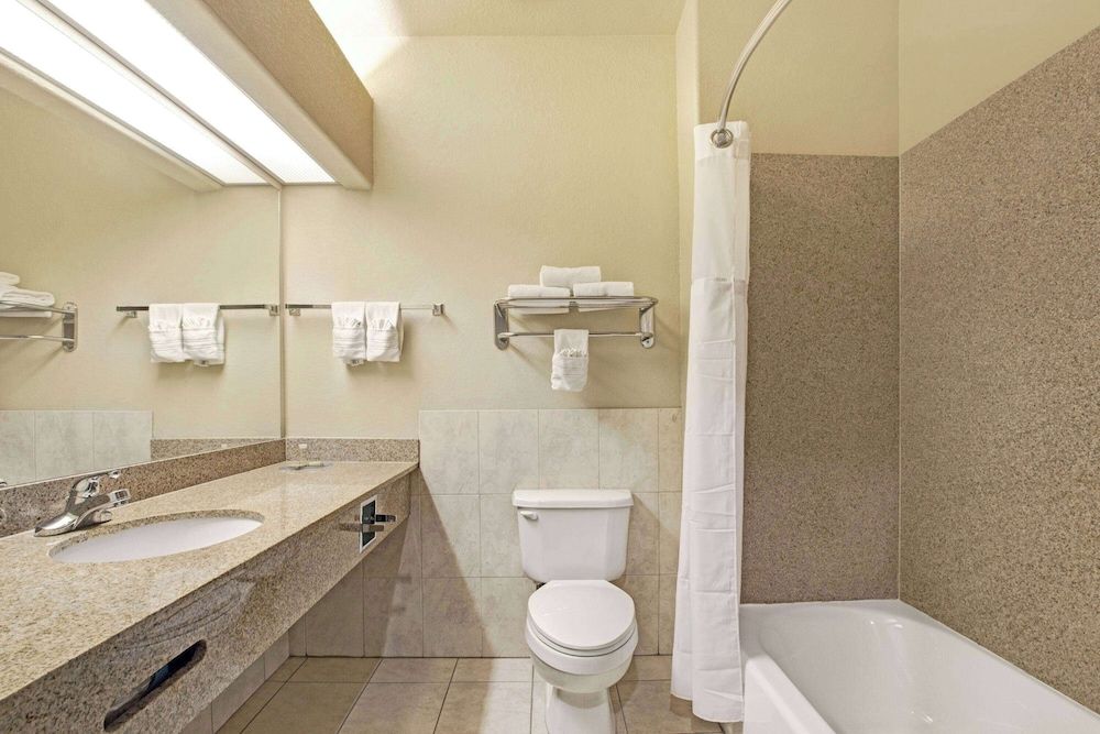 Super 8 by Wyndham IAH West/Greenspoint Standard Room, 1 King Bed, Non Smoking 7