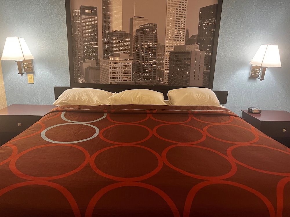 Super 8 by Wyndham IAH West/Greenspoint Standard Room, 1 King Bed, Non Smoking