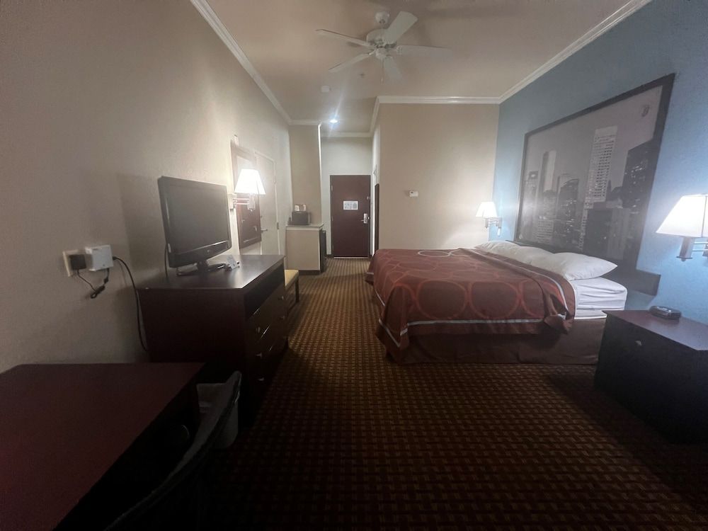 Super 8 by Wyndham IAH West/Greenspoint Standard Room, 1 King Bed, Non Smoking 4