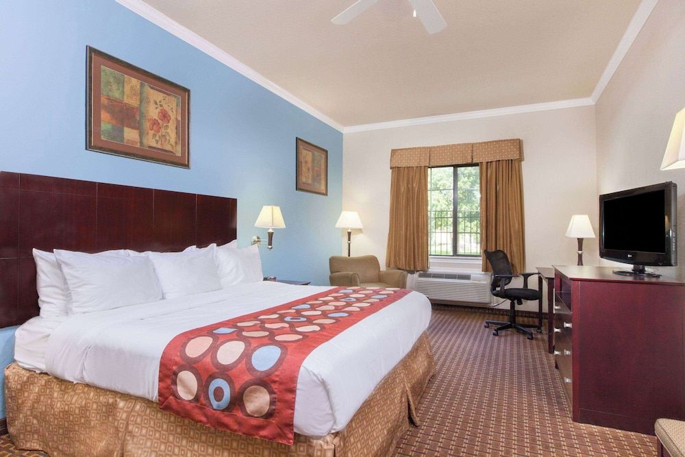 undefined Super 8 by Wyndham IAH West/Greenspoint 5