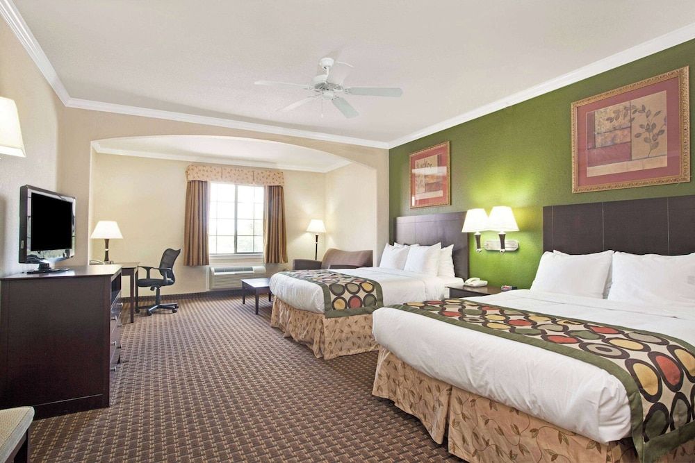 undefined Super 8 by Wyndham IAH West/Greenspoint 3