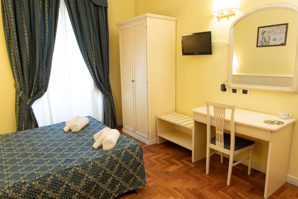 Annette Double Room (extra bed - external private bathroom) 4