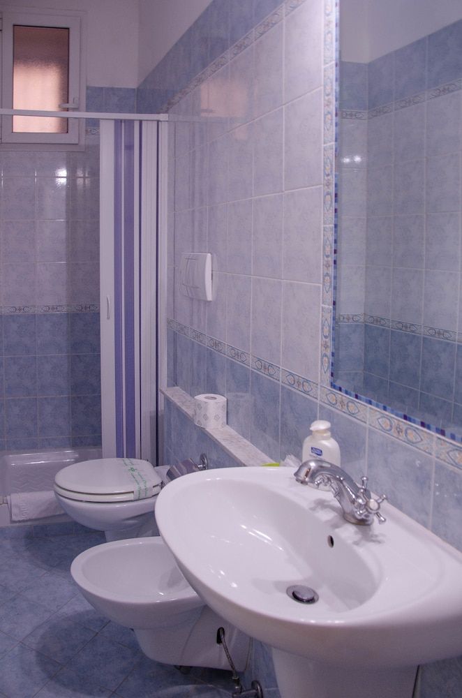 Annette Quad Room with External Bathroom 19