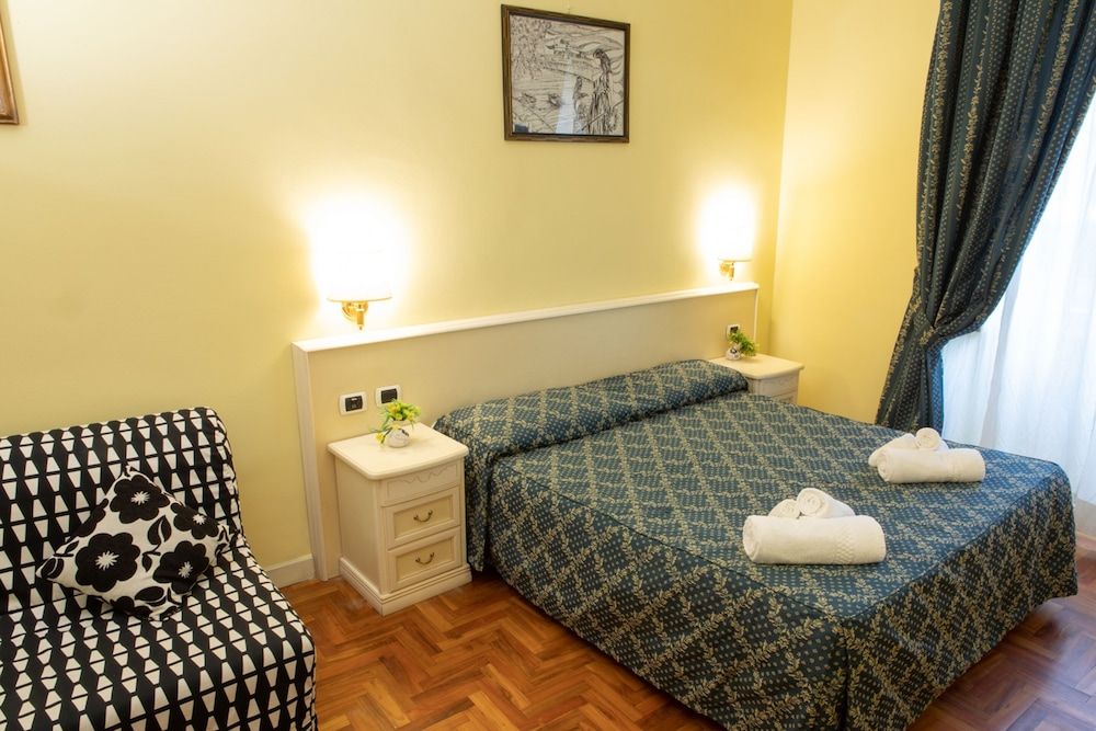 Annette Double Room (extra bed - external private bathroom) 6