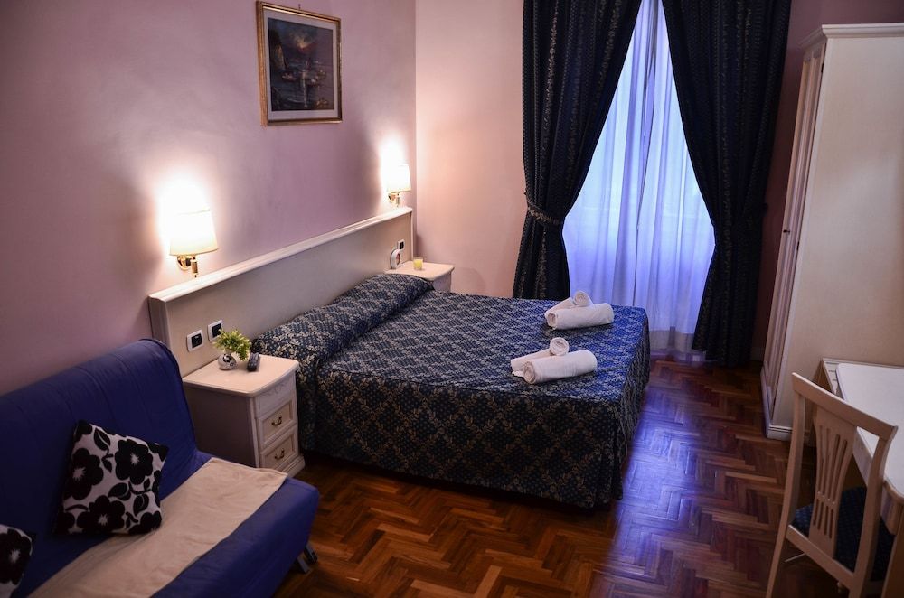 Annette Double Room (extra bed - external private bathroom) 9