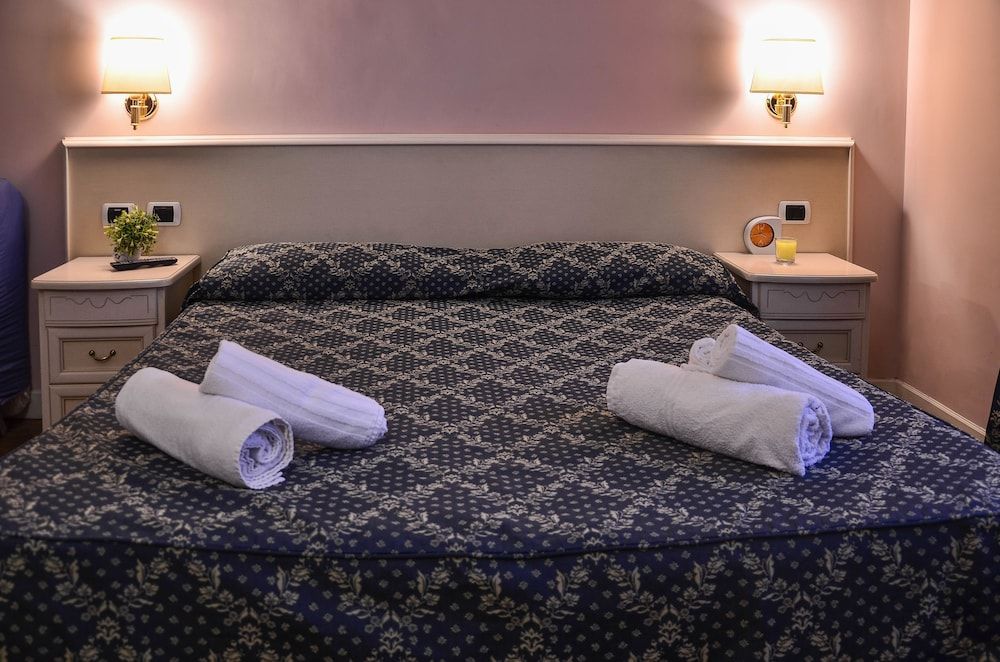 Annette Double Room (extra bed - external private bathroom) 13