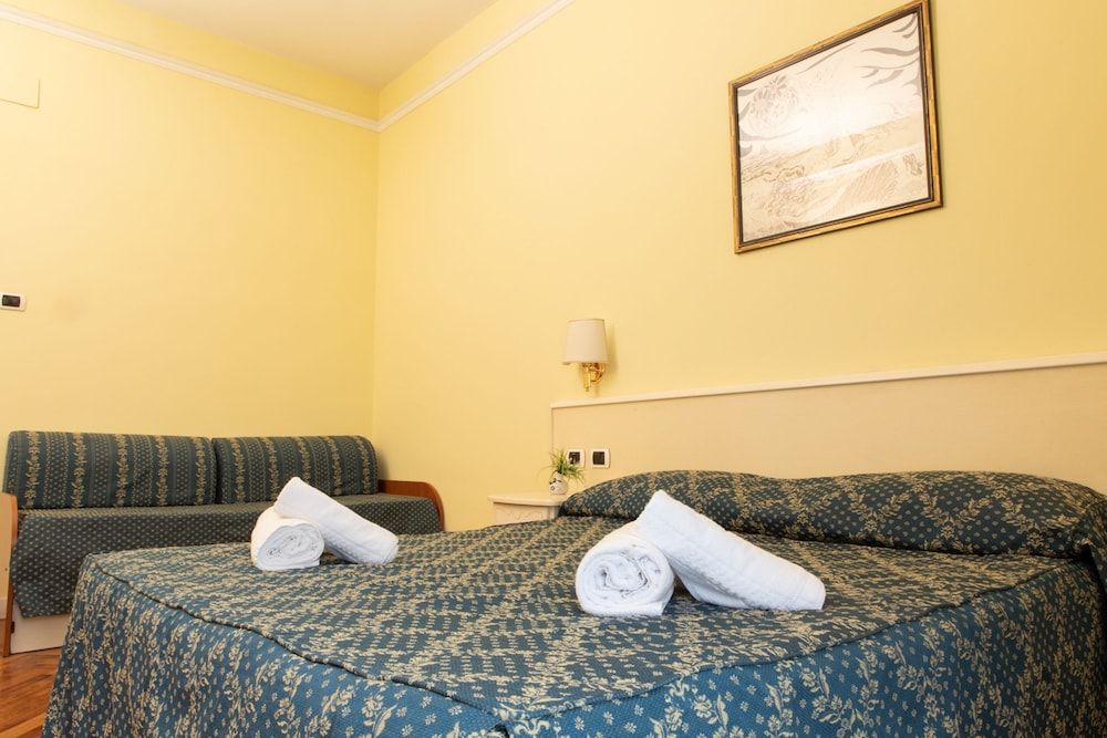 Annette Quad Room with External Bathroom 4