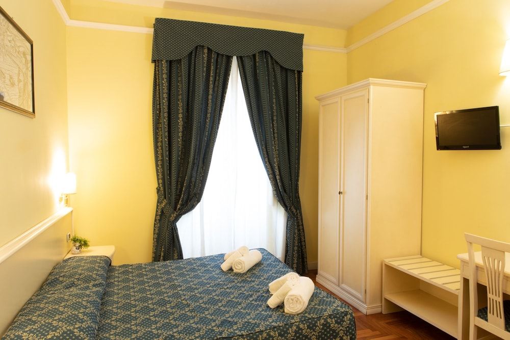 Annette Quad Room with External Bathroom 10