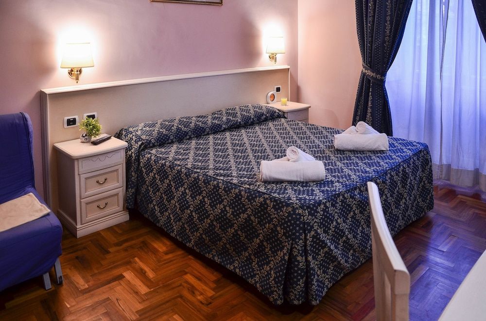 Annette Double Room (extra bed - external private bathroom) 12