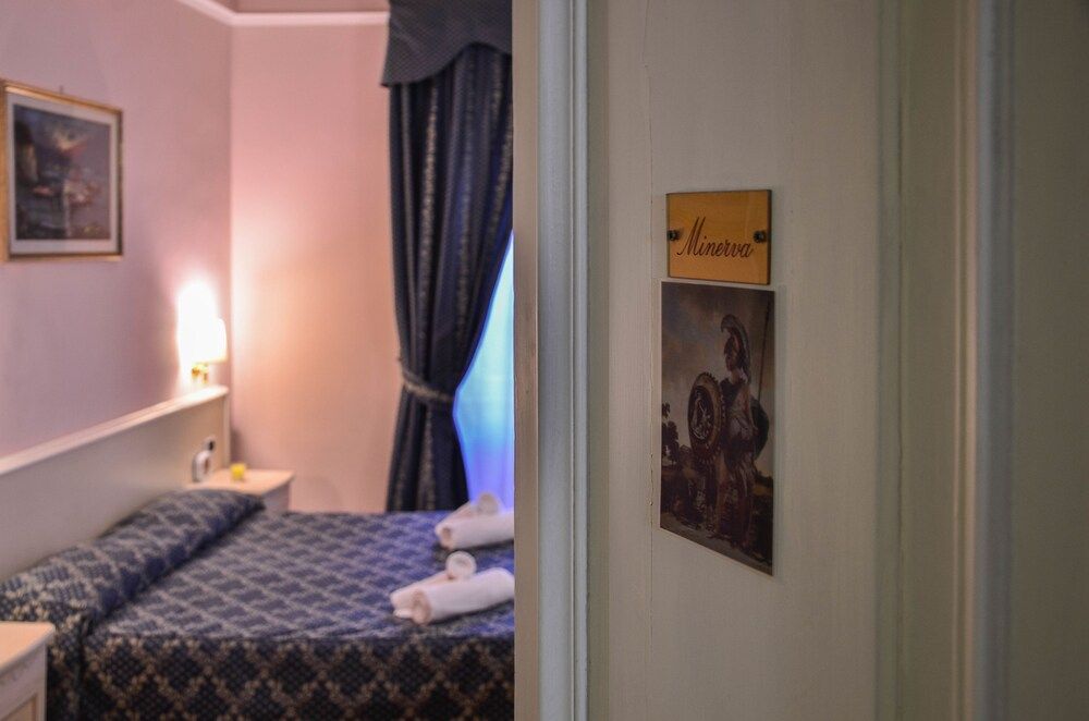 Annette Double Room (extra bed - external private bathroom) 10