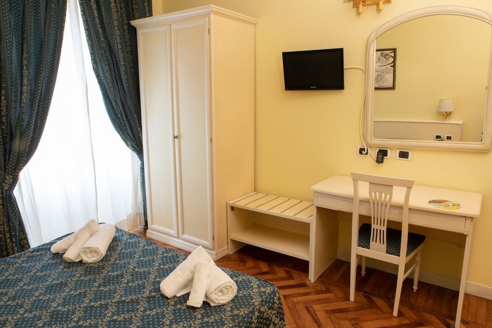 Annette Quad Room with External Bathroom 2