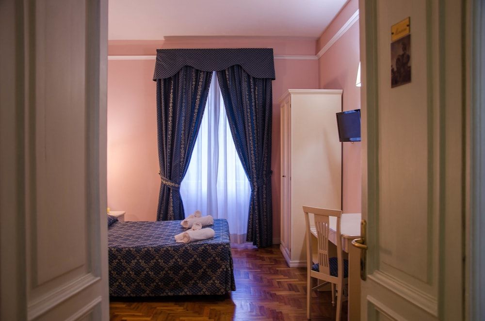 Annette Double Room (extra bed - external private bathroom) 14