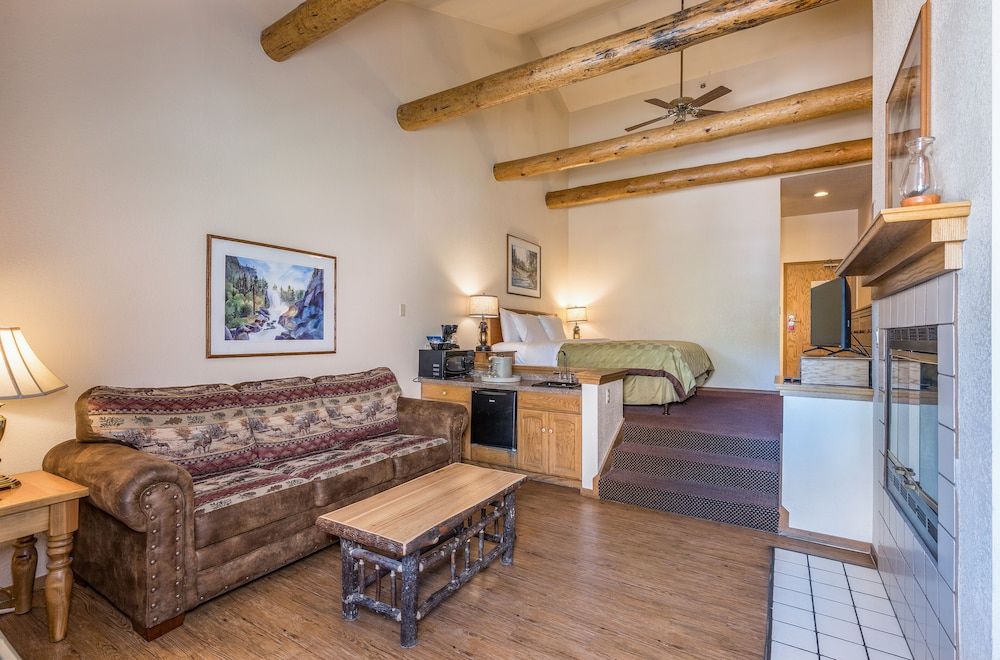 The Pines Resort Deluxe Suite, 1 King Bed with Sofa bed, Jetted Tub, Lake View 6