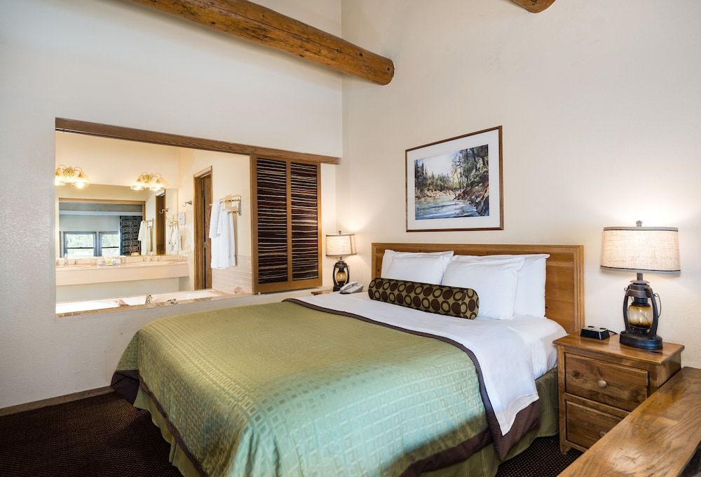 The Pines Resort Deluxe Suite, 1 King Bed with Sofa bed, Jetted Tub, Lake View 4