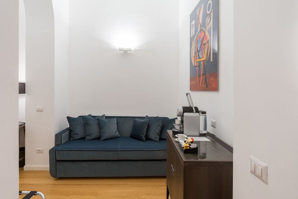 Les Diamants Spanish Steps Suite Superior Triple Room, City View 9