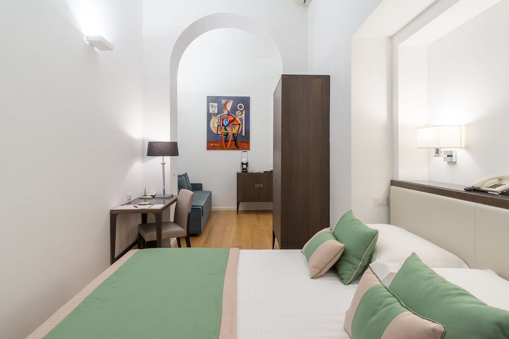 Les Diamants Spanish Steps Suite Superior Triple Room, City View 2