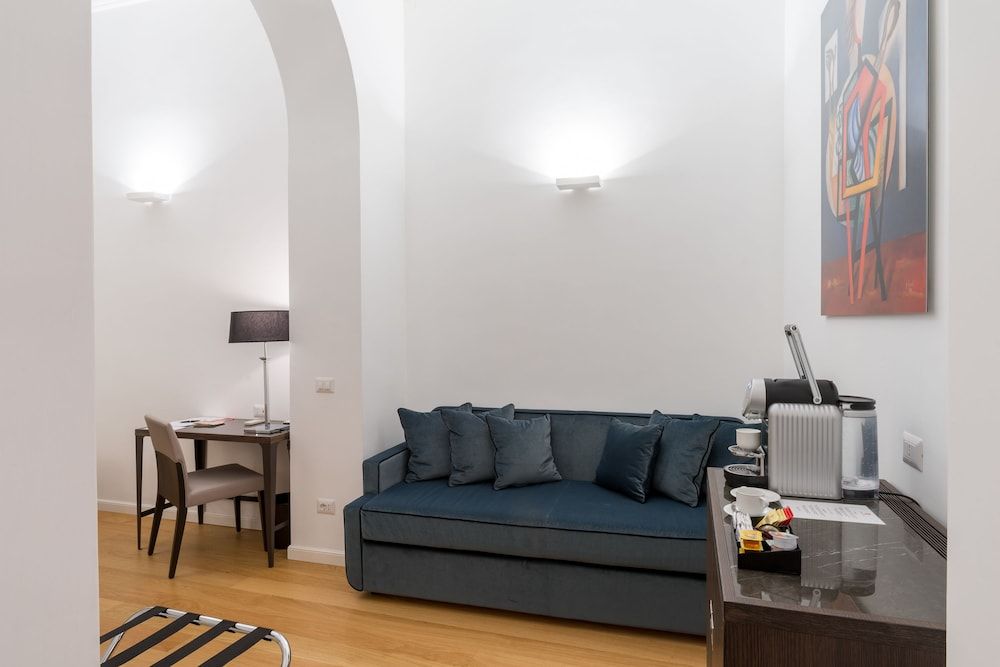 Les Diamants Spanish Steps Suite Superior Triple Room, City View 8