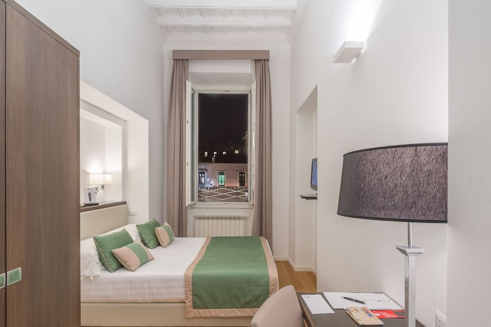 Les Diamants Spanish Steps Suite Superior Triple Room, City View 6