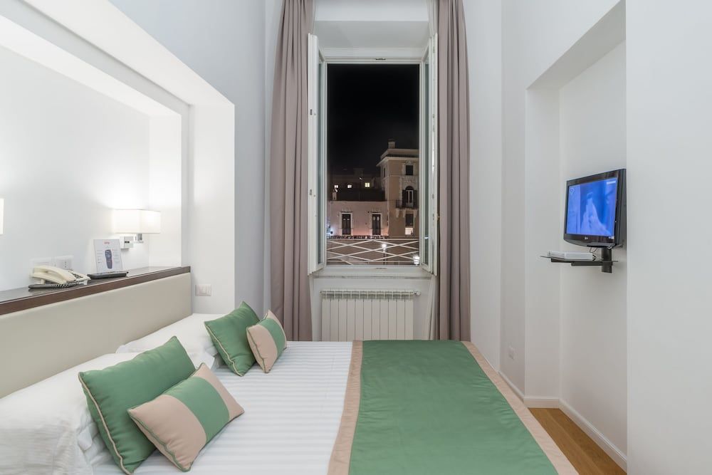 Les Diamants Spanish Steps Suite Superior Triple Room, City View 7