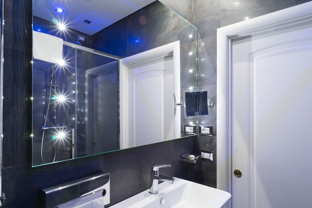 Les Diamants Spanish Steps Suite Superior Triple Room, City View 4