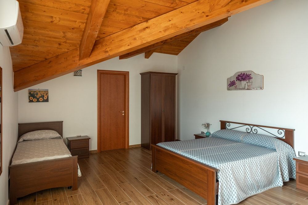 B&B La Mortella Exclusive Triple Room, 1 Bedroom, Ensuite, Pool View 4