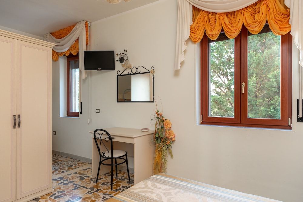 B&B La Mortella Classic Quadruple Room, 1 Bedroom, Ensuite 3