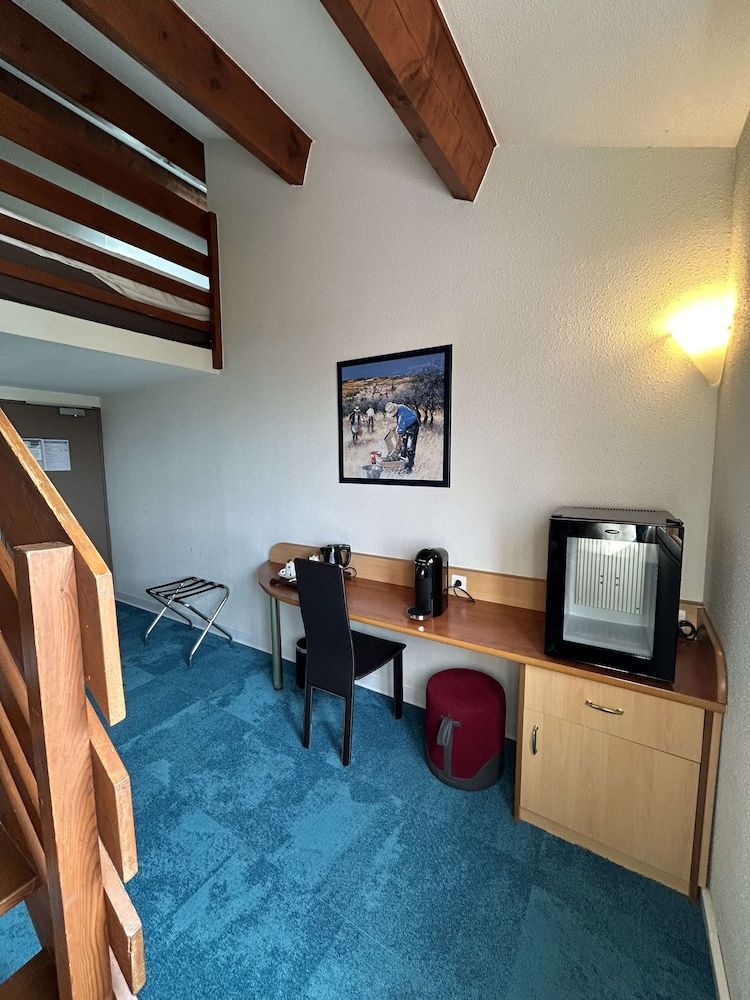 Kyriad Montpellier Aéroport - Parc Expo Standard Room, Multiple Beds 9